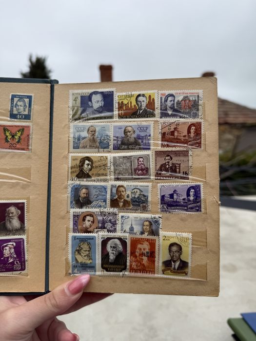 Малък класьор с различни пощенски марки