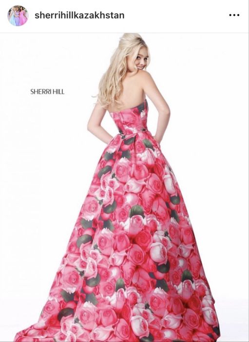 Платье от Sherri Hill