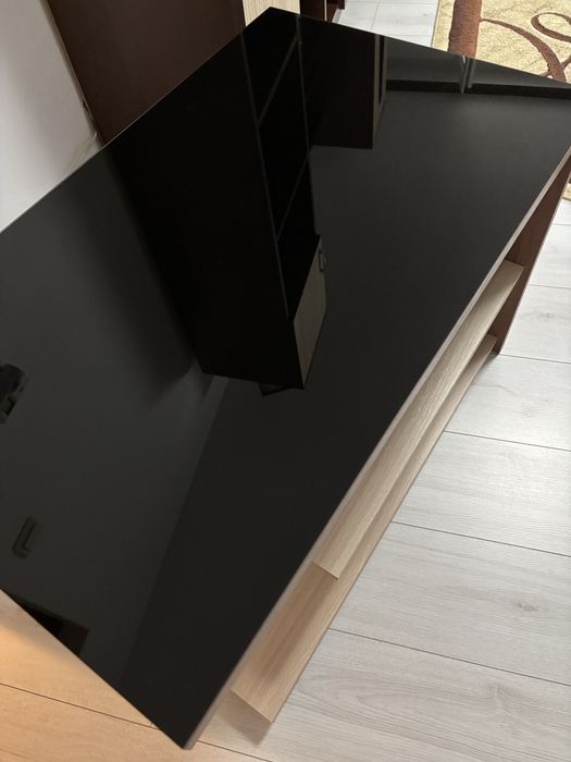 Masa din lemn cu sticla neagra