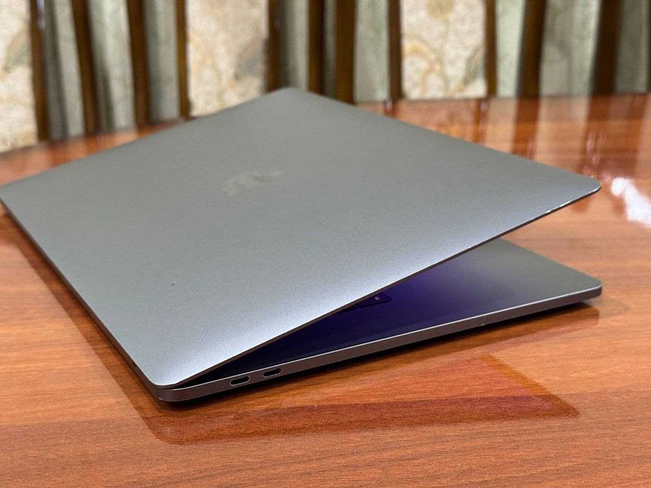 MacBook Pro 15" (2016) — Space Gray