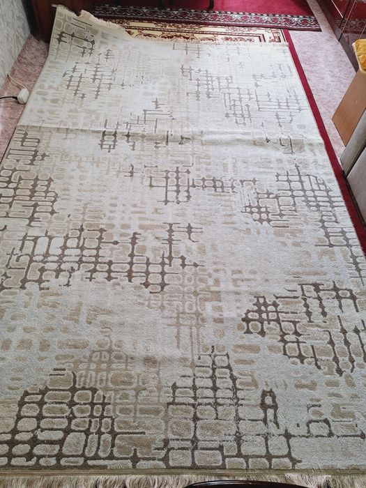 продам ковер три на четыре светлый