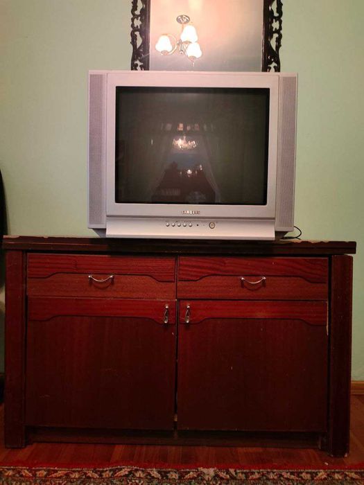 телевизор Самсунг и тумбу