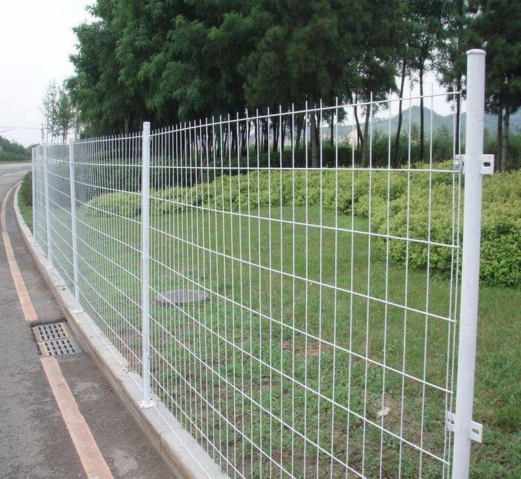 Meșter la garduri din plasă bordurata