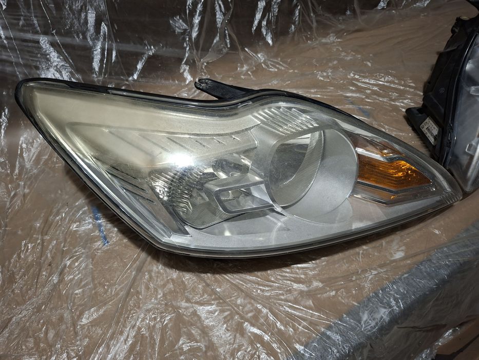 Faruri Ford Focus 2 Facelift  cu mici defecte