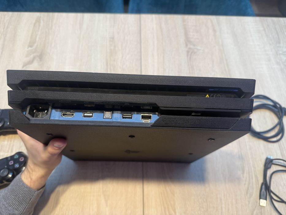 PlayStation 4 Pro 1TB + 2 controllere + cabluri