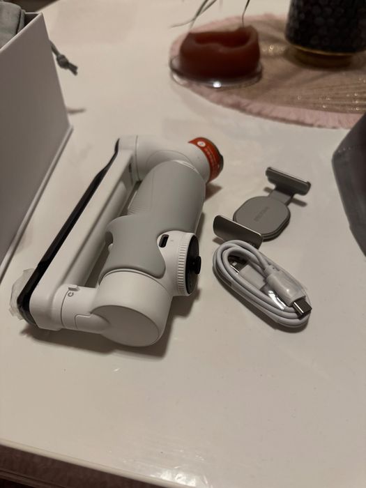 Продавам Insta360 Flow 2024 стабилизатор за телефон, нов!