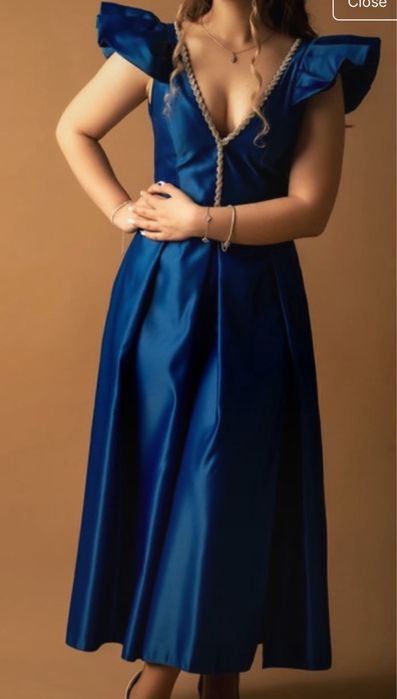 Rochie elegantă cu aplicații strălucitoare