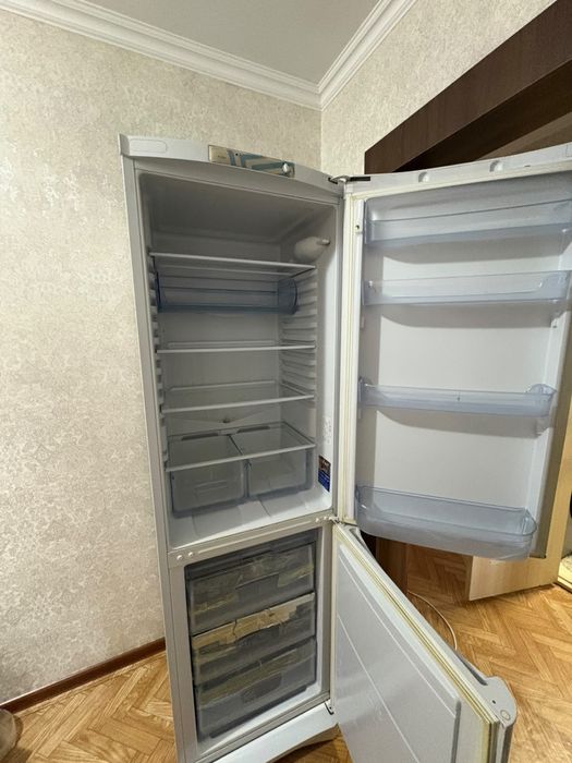 Продам холодильник.     .