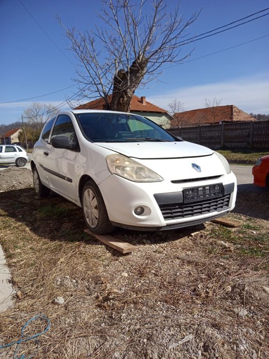 Vând Renault Clio 3 pentru dezmembrări.