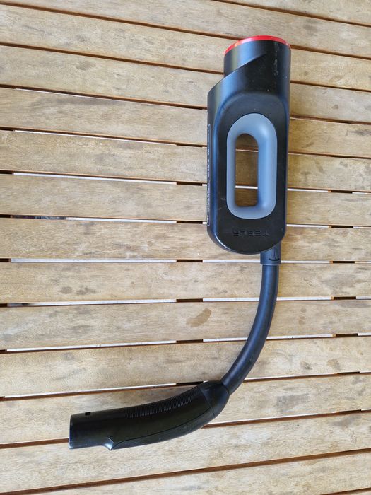 Chademo-NACS адаптер за Тесла Tesla