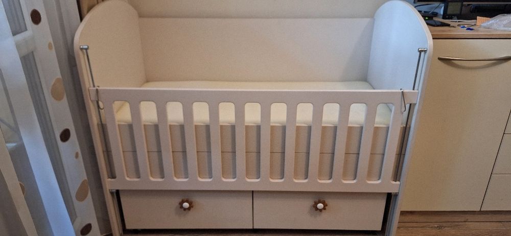 Бебешко Легло с люлеещ механизъм и матрак