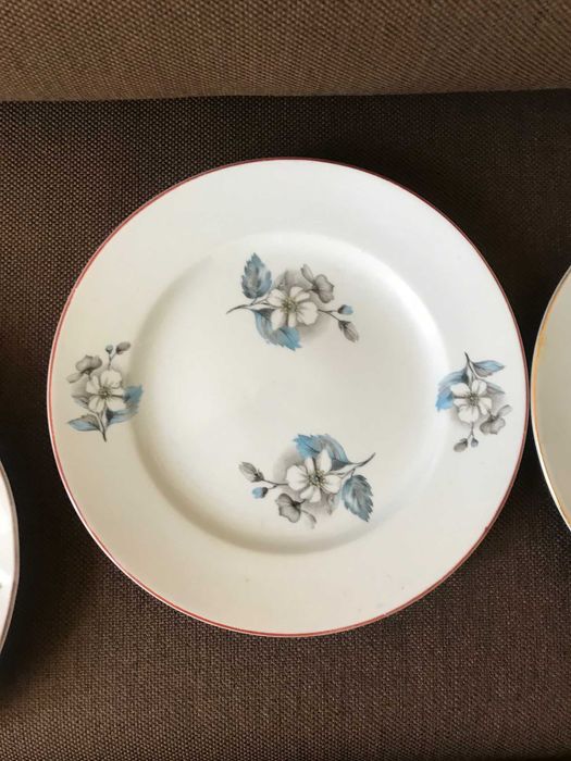 Продавам различни чинии -български порцелан