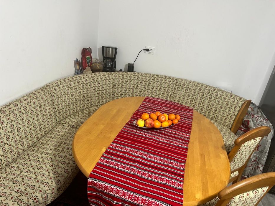 Vand colțar +masa lemn masiv +2 scaune