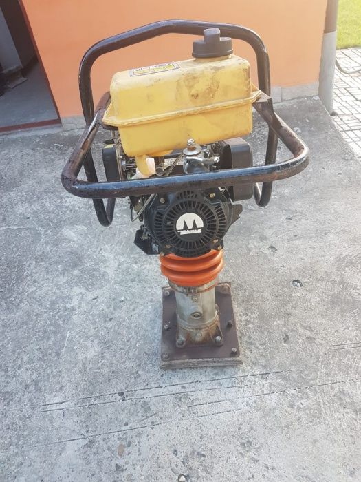 Inchiriez mai compactor (berbec), pret 250 lei/zi