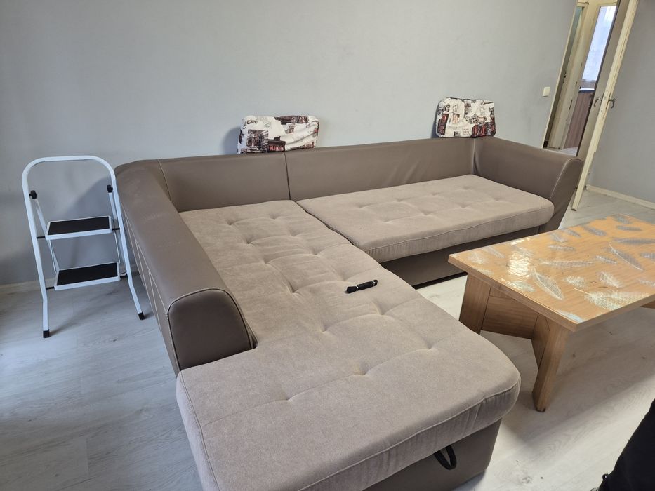 Продавам диван в  много добро състояние.