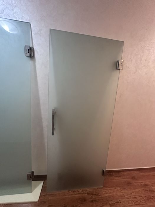 Двери стеклянные