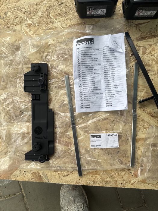 Vind  circular makita DHS680 complet la cutie