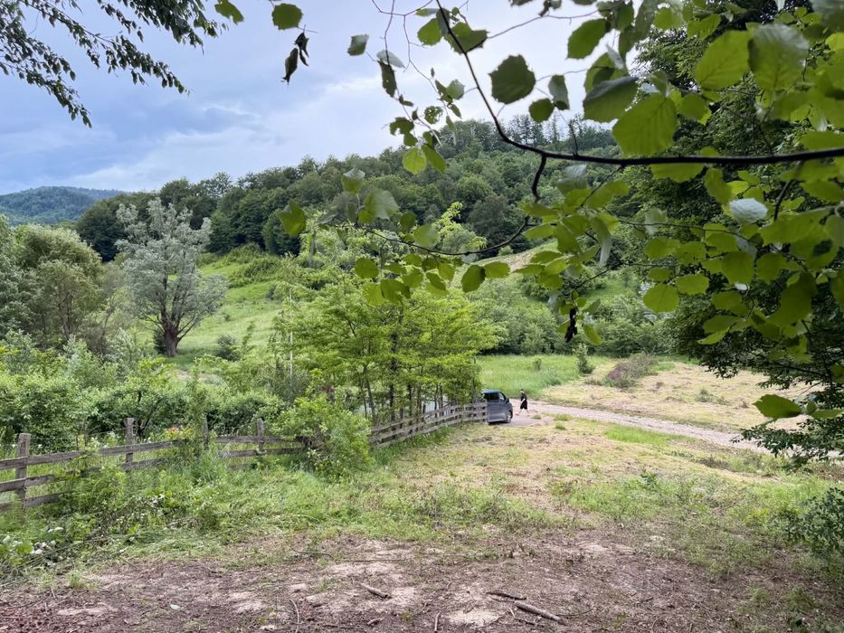 Teren de vânzare – lot împărțit în 3 parcele, ieșire la drum și pârâu