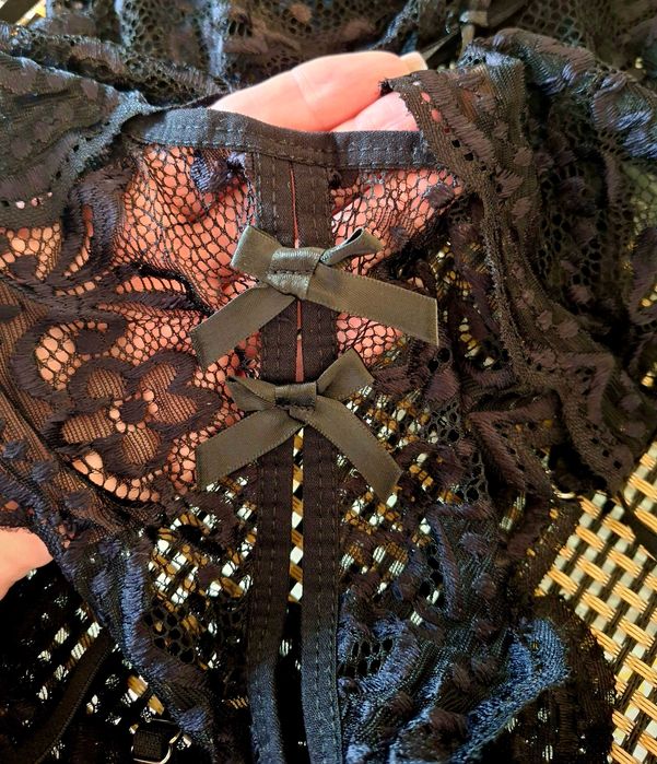 Body din dantelă, delicat și frumos, cu portjartier, nou.