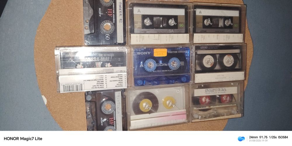 Стари касети с метъл и денс музика