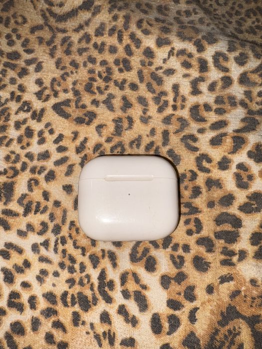 Кутийка за слушалки airpods 4