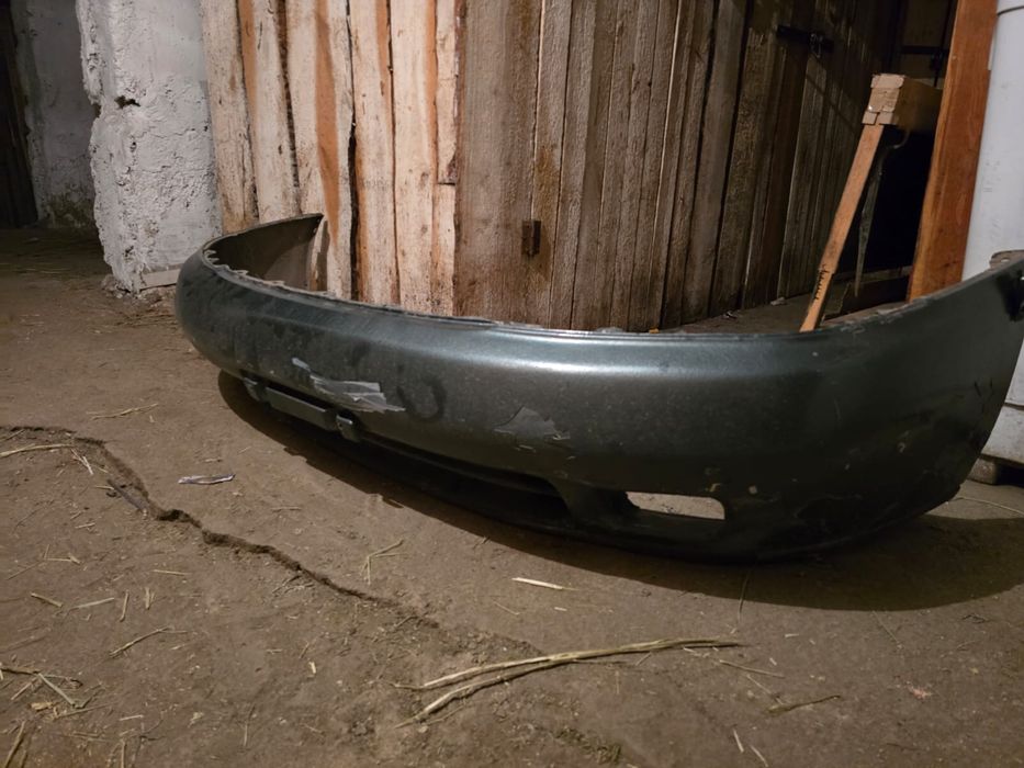 Продам бампер перелний с туманками легаси б3
