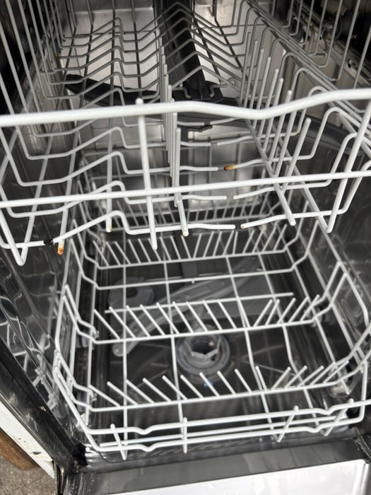 Продавам съдомиялна машина  Bosh