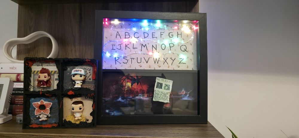 Suport figurine Stranger Things cu LED-uri