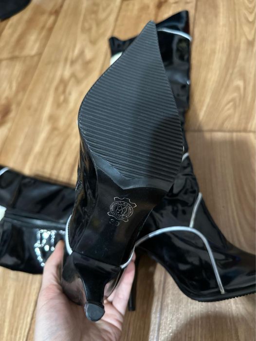 Эффектные лаковые сапоги