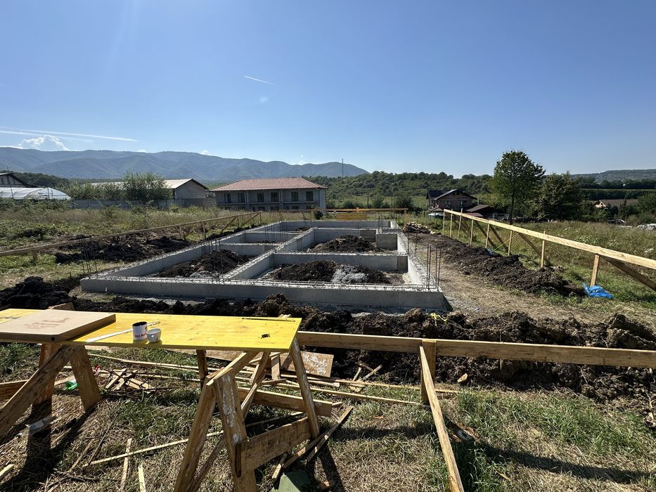 Case la rosu , fundatii , garduri,elevatii,acoperis