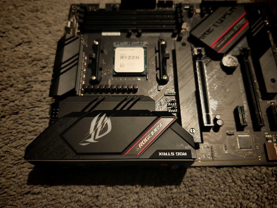 ASUS ROG STRIX B550-F GAMING + RYZEN 7 5800X 8-Core (4.7 GHz ) AM4