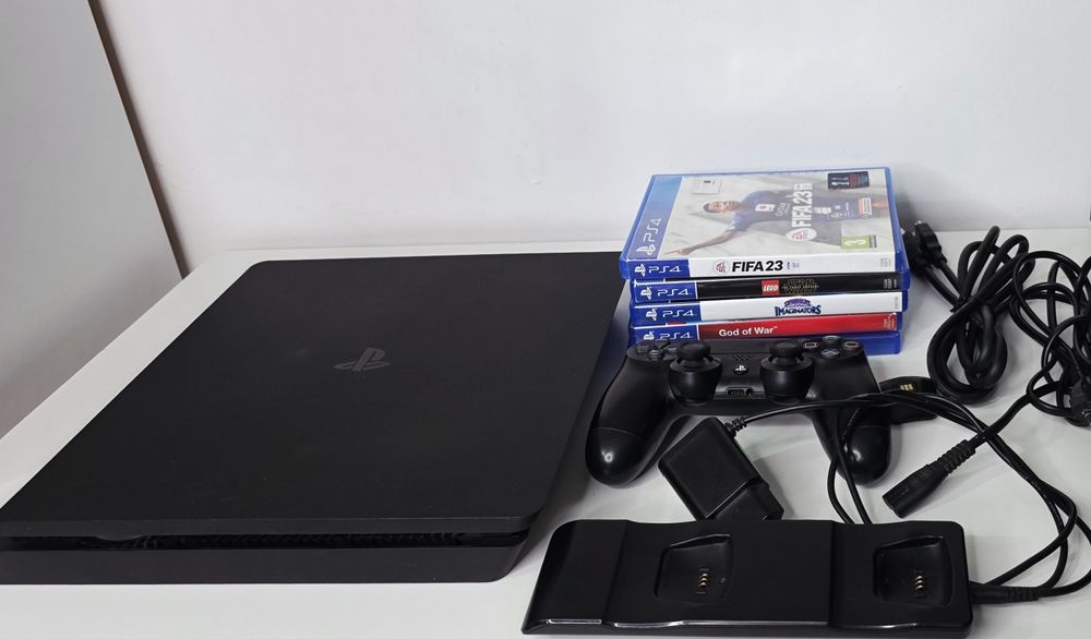 Consola PlayStation 4 slim cu accesorii si jocuri