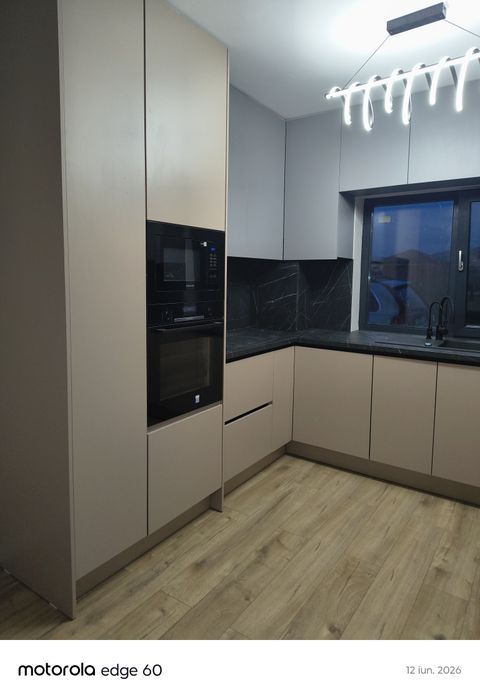 Mobilă la comandă pentru Bucătări Dormitoare Living Dressing Băi Holur