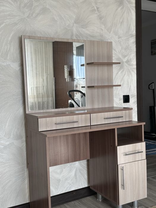 Дамский столик в идеальном состоянии