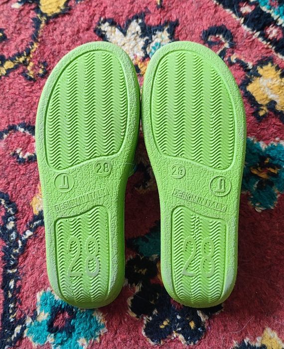 Продам летнюю обувь на девочку 28р