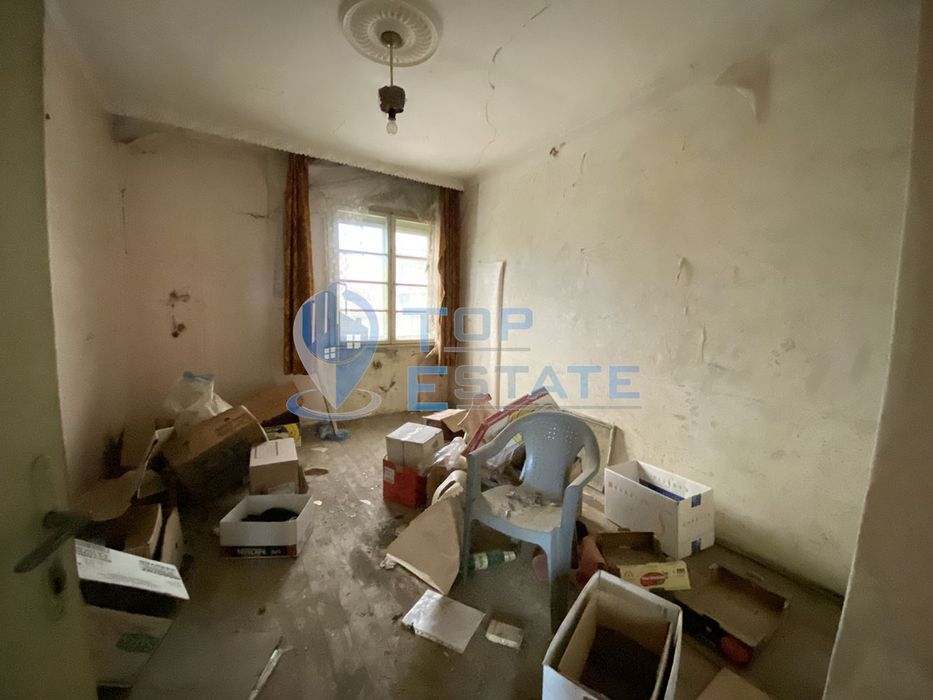 Тухлена къща с гараж в с. Драганово, област Велико Търново.