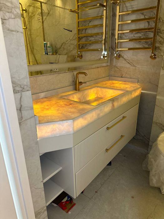 Стол. Камин. Лестница. Кух столешница.Фартук. Остров из камня на заказ