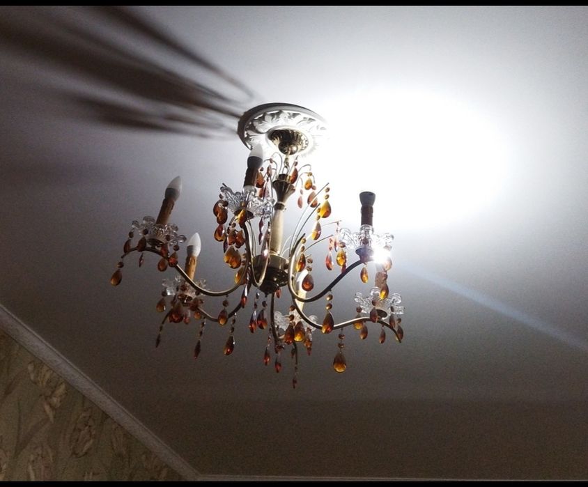 Люстра в хорошем состоянии,камешки - стекло. Надо поменять провод.