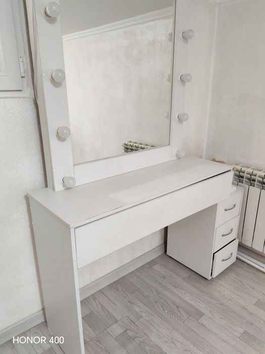 Туалетный столик с зеркалом