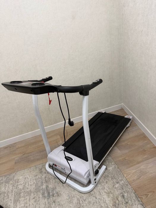 Беговая дорожка практически новая