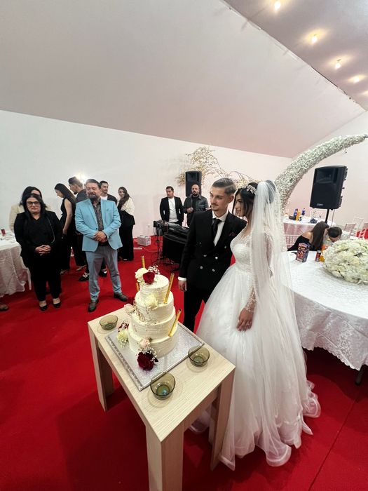 Rochie de mireasa impecabila cu tot cu diadema si voal