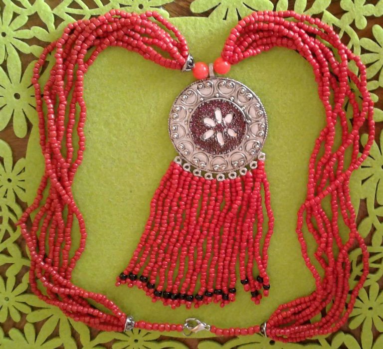 Ефектно дамско червено колие