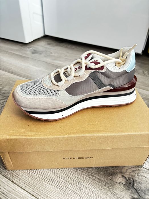 Чисто нови сникърси!