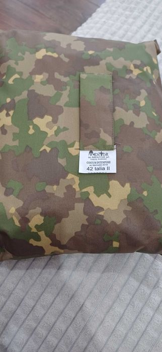 Tricouri combat, bocanci și costum intemperii.