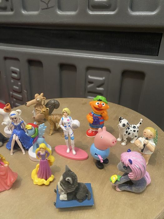 Киндер . Большие фигурки , игрушки