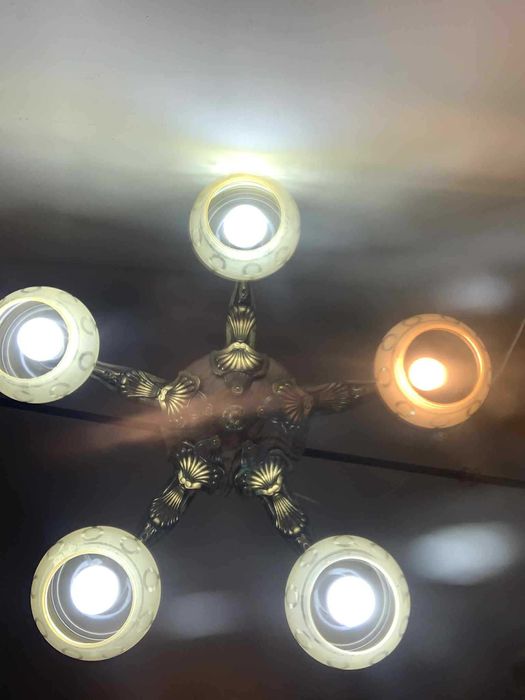 Candelabru cu cinci brate din bronz si ornament din lemn