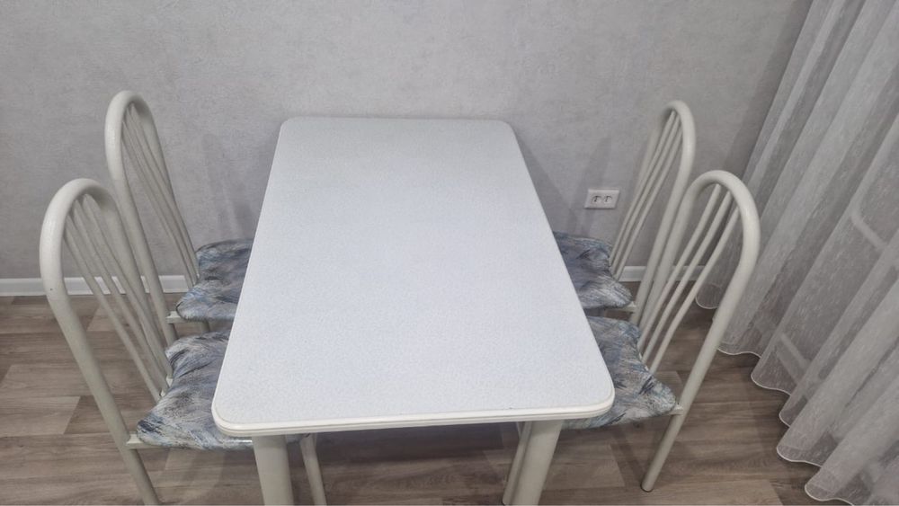 Продам кухонный стол со стульями