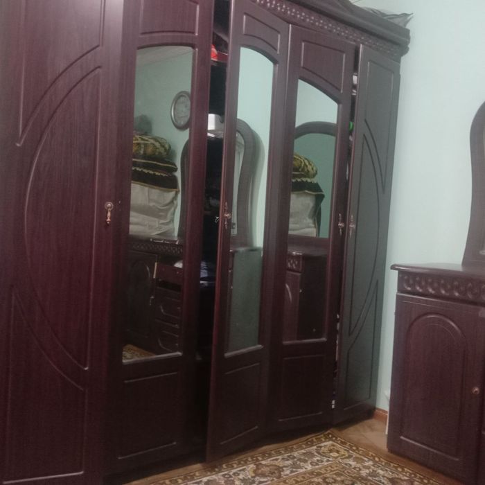 В наличии есть диван, трюмо, шкаф и полки в хорошем состоянии