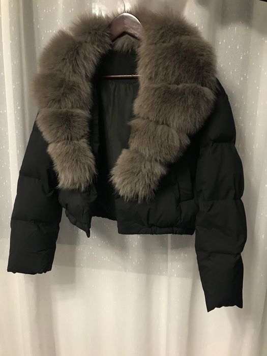 Късо зимно яке с яка от естествен косъм