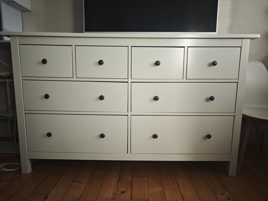 Vând 2 comode HEMNES cu 8 sertare